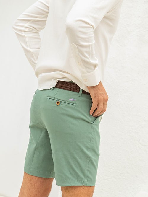 Bermuda verde oliva para hombre en rayón, poliamida y spandex en uso combinada con camisa blanca Salvador Beachwear