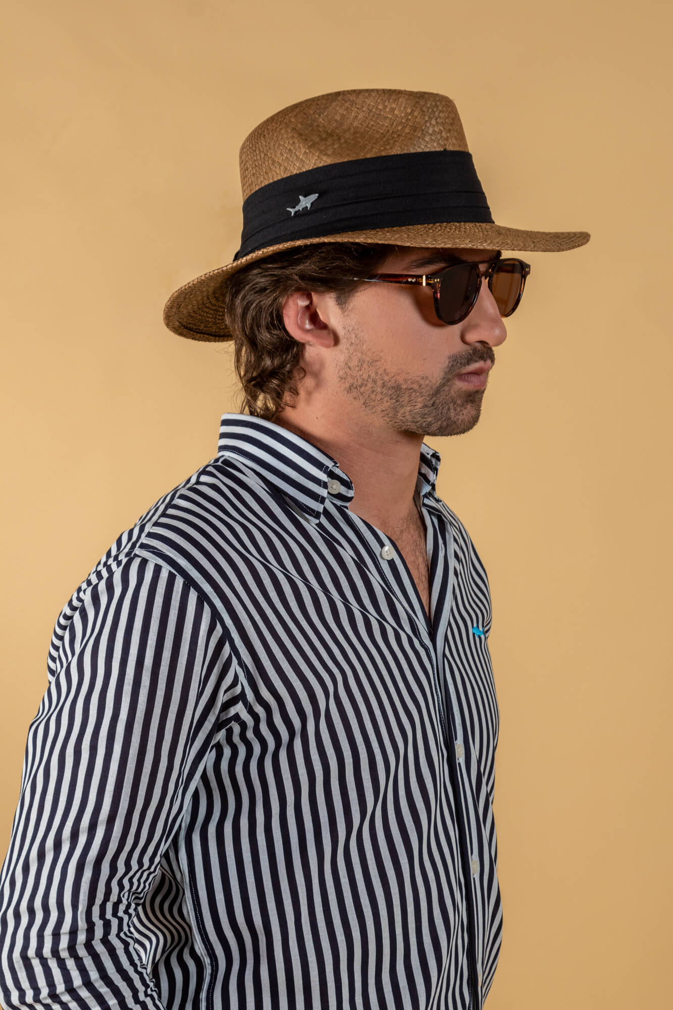 SOMBRERO OSCURO CINTA ANCHA NEGRA