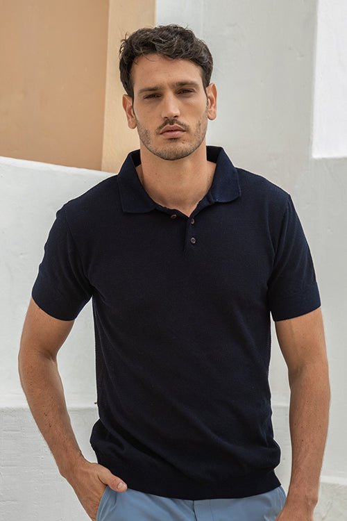 Polo azul oscuro para hombre en polialgodón combinado con pantalón Salvador Beachwear