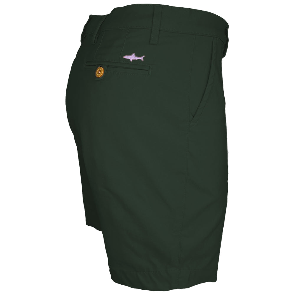 Bermuda verde militar para hombre de lado, con el tiburón bordado junto al bolsillo trasero, Salvador Beachwear